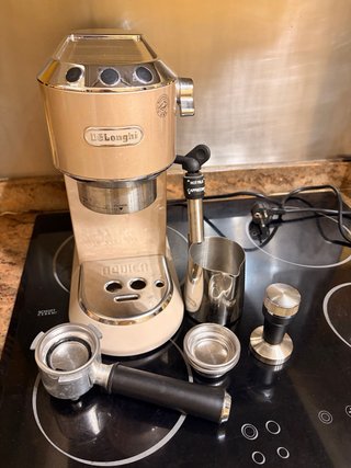 Cafetera Express DeLonghi Dedica con accesorios