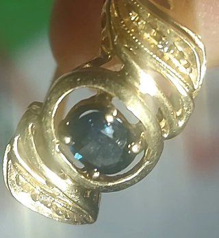 Anello in oro giallo 18kt con zaffiro