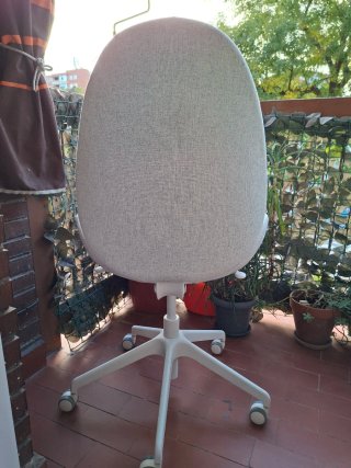 Silla de oficina blanca