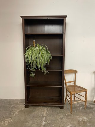 Estantería de madera oscura IKEA