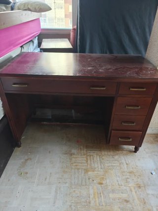 Escritorio de madera clásico