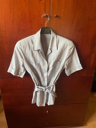 Camisa  gris con cinturón