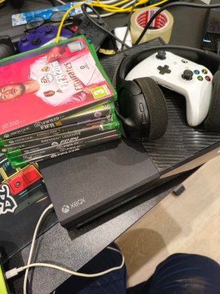 SOLO ENVÍO  Xbox One + Mando + Cables + Lote de Ju