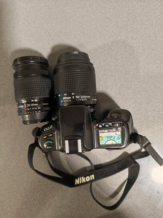 Cámara Analógica Nikon F70 con 2 Objetivos