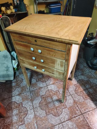 Mueble de madera antiguo con cajones