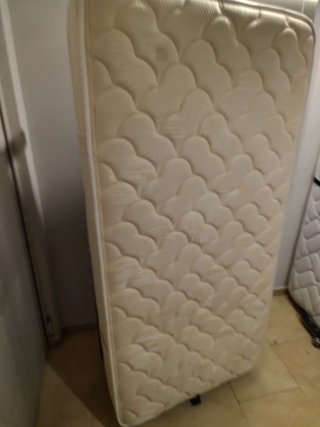 Cama con ruedas y colchón