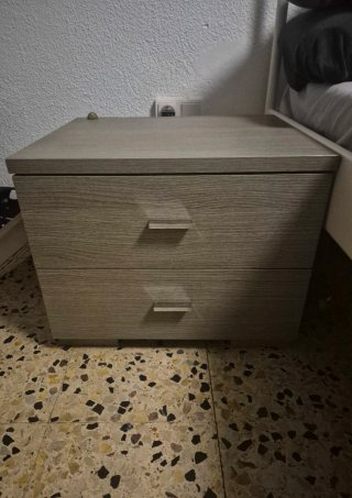 Mesita de noche de madera