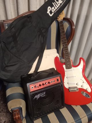 Guitarra Eléctrica Roja con Amplificador