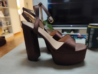 Sandalias de tacón marrón