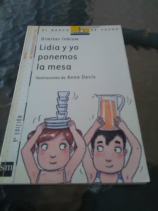Lidia y yo ponemos la mesa