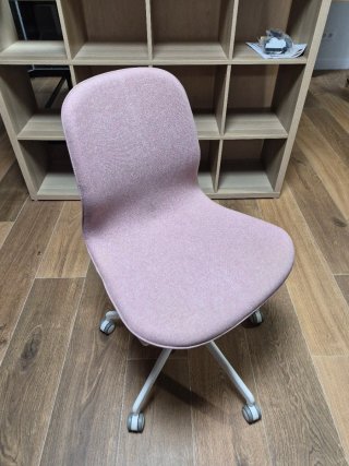 Silla de escritorio rosa modelo LÅNGFJÄLL de Ikea.
