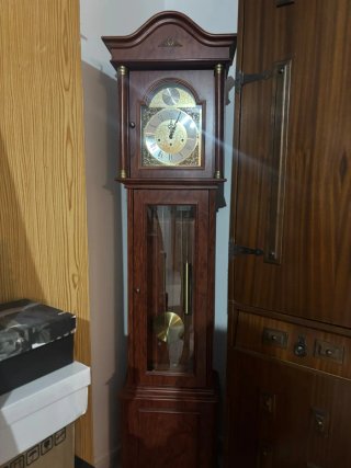 Reloj de pie clásico de madera