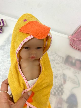 Muñeco Bebé Arias con Capa de Patito