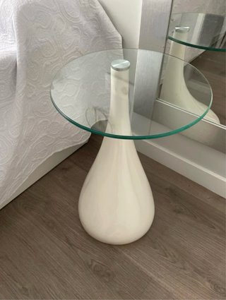 Mesa de noche con forma de gota