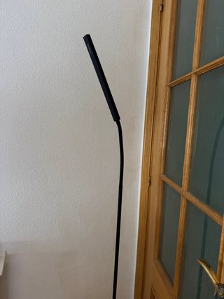 Lámpara de pie negra con sensor