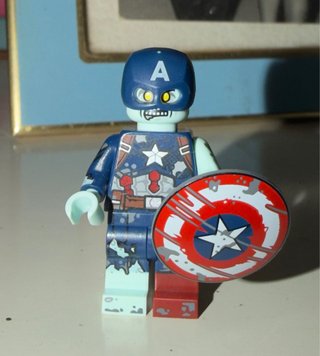 Minifigura LEGO Capitán América Zombie