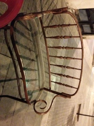 Sillón de madera y metal