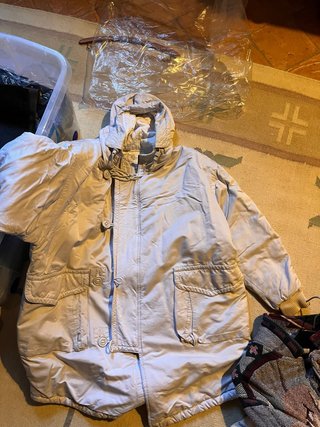 Parka beige con capucha