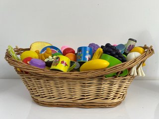 Cesta con Comida y Vajilla de Juguete