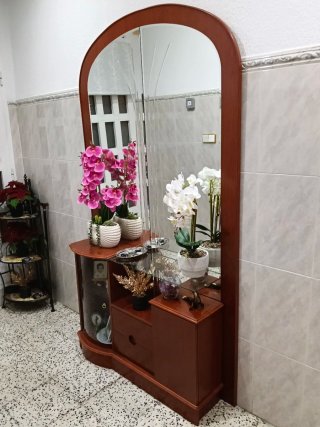 Mueble Recibidor con espejo grande.