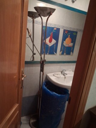 Lámpara de pie metálica