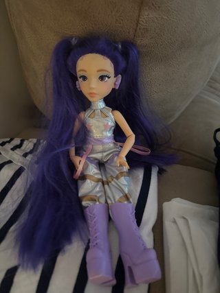 Muñeca K-pop Idol con pelo morado