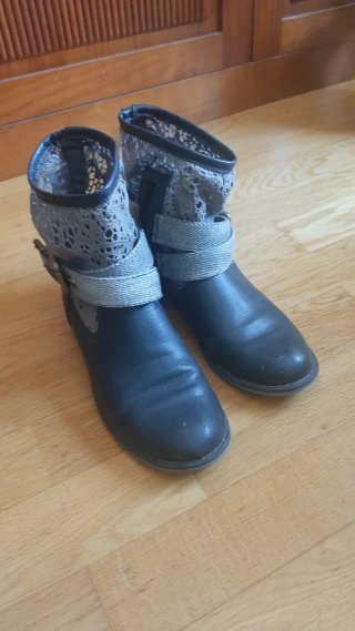 Botas de mujer con detalle de encaje