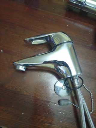 Grifo de lavabo metálico plateado