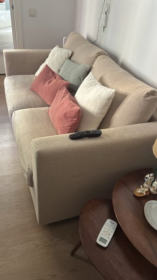 Sofá cama 2 plazas beige + reposapiés igual
