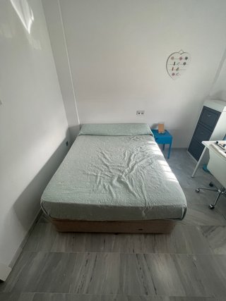 Cama grande (colchón) con canapé.