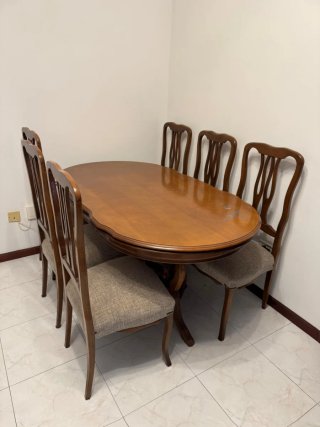 Mesa de comedor de madera con 6 sillas