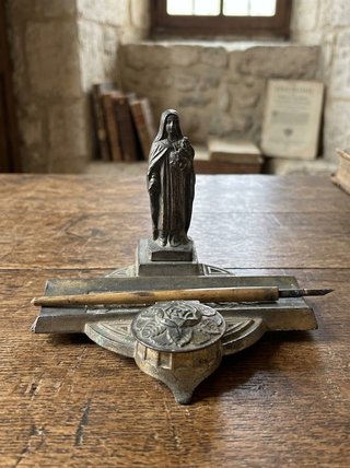 Escribanía Religiosa Antigua de Peltre