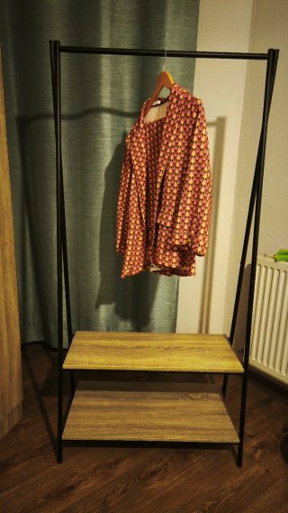 Burro para ropa con estantes