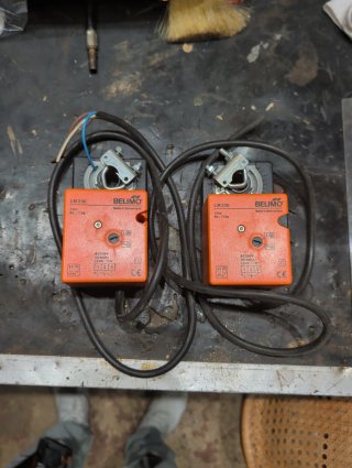 2 Actuadores de compuerta Belimo LM230