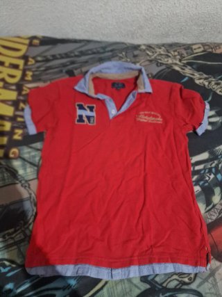 Polo Rojo con Detalles en Azul
