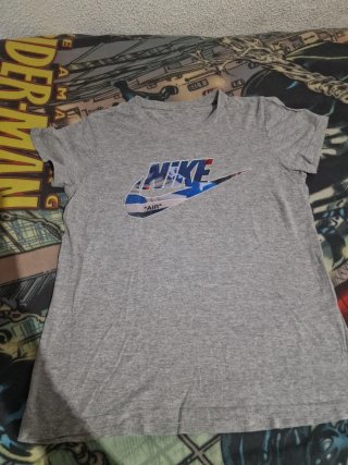Camiseta Nike Gris con Estampado