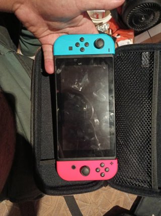 Nintendo Switch con Joy-Con Blu e Rosso