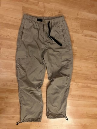 Pantalón cargo Lacoste beige