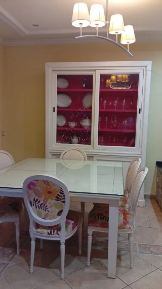 Mesa de Comedor con 4 Sillas y Vitrina