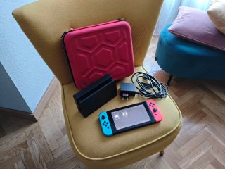 Nintendo Switch con custodia