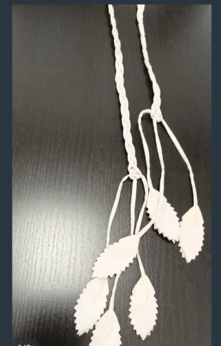 Cinturón Blanco con Detalle de Hojas