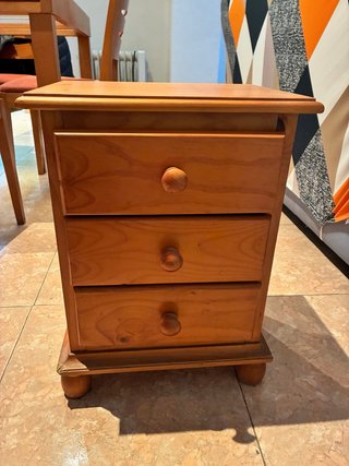 Mesita de noche de madera