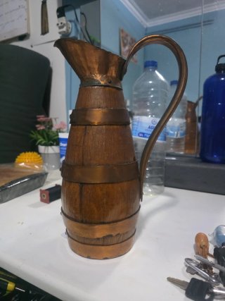 Jarra Antigua de Madera y Cobre
