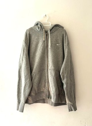 Felpa Nike grigia con cappuccio e zip, logo Swoosh ricamato