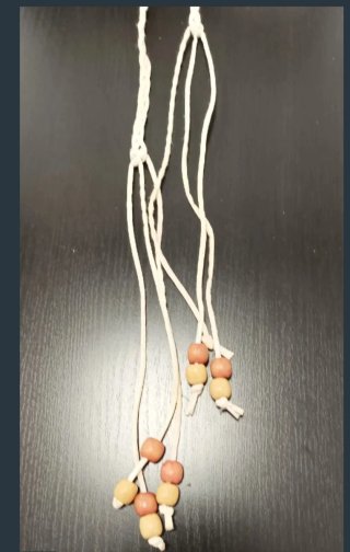Cinturón de cuerda con bolas de madera.
