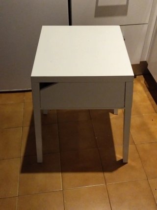 Mesita de noche blanca