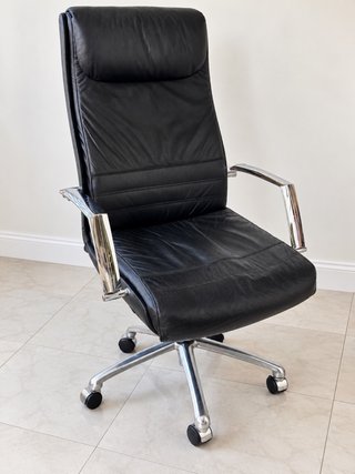 Silla de oficina negra