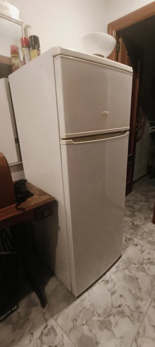 Nevera pequeña blanca