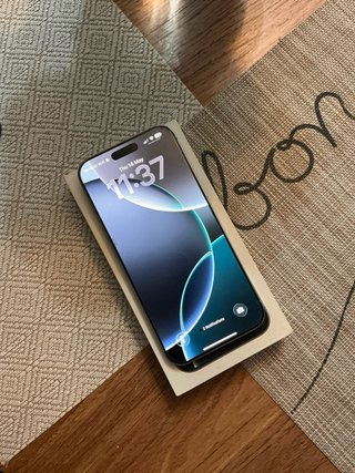 iPhone 16 Pro Max y AirPods Max