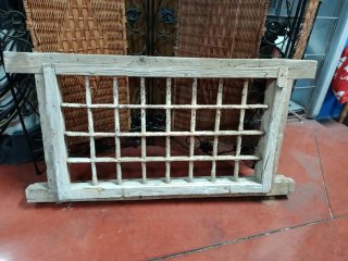 Ventana de Madera Maciza con Reja